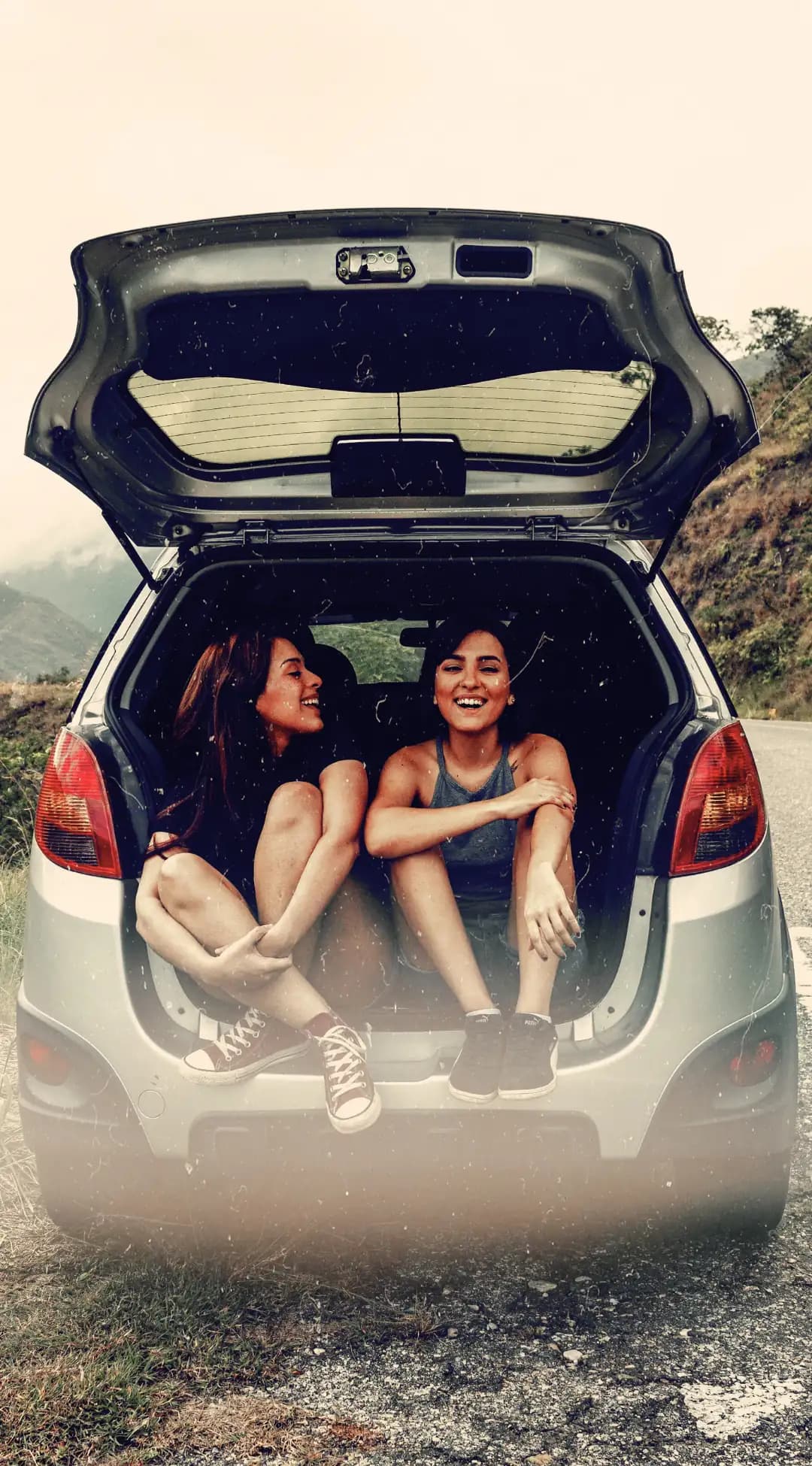 Groupe d'amis en route pour une escapade surprise avec Pop'in, riant ensemble et profitant d'un moment unique.
