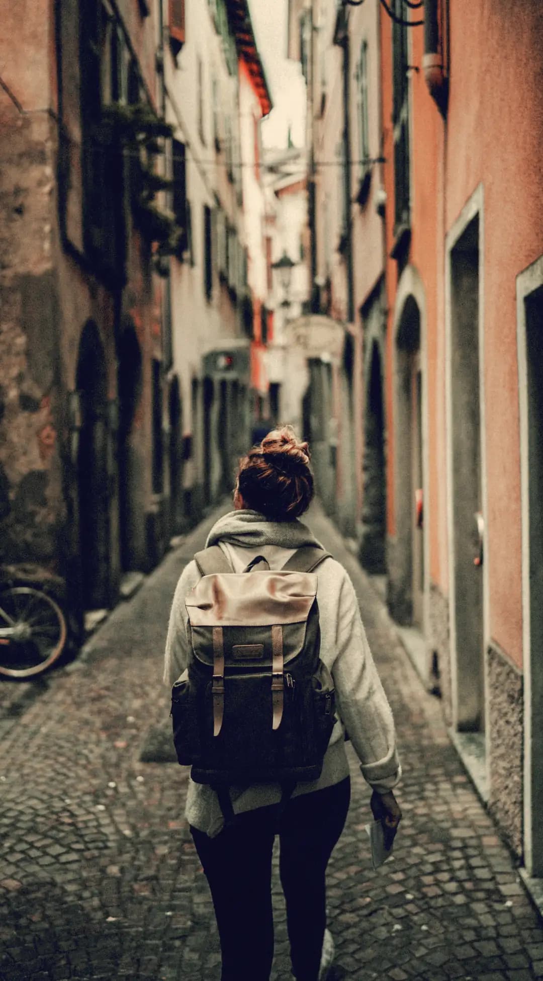 Découverte personnelle dans une rue pittoresque, illustrant les aventures urbaines captivantes de Pop'in.