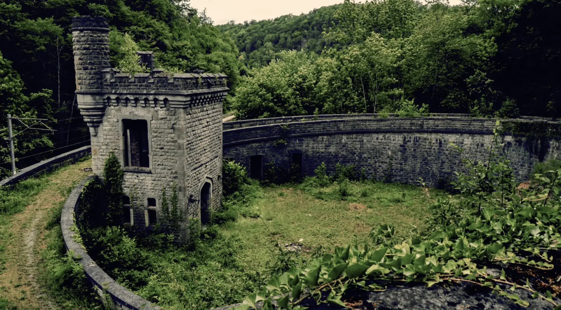 Exploration d'une forteresse historique en Belgique, offrant une aventure culturelle unique avec Pop'in.