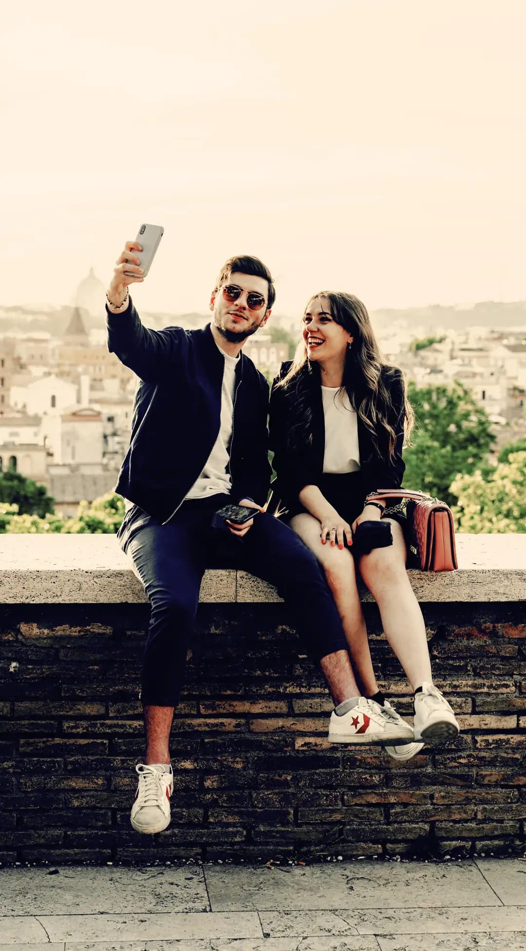 Couple capturant un instant romantique lors d'une escapade urbaine avec Pop'in, symbolisant des aventures sur mesure en ville.