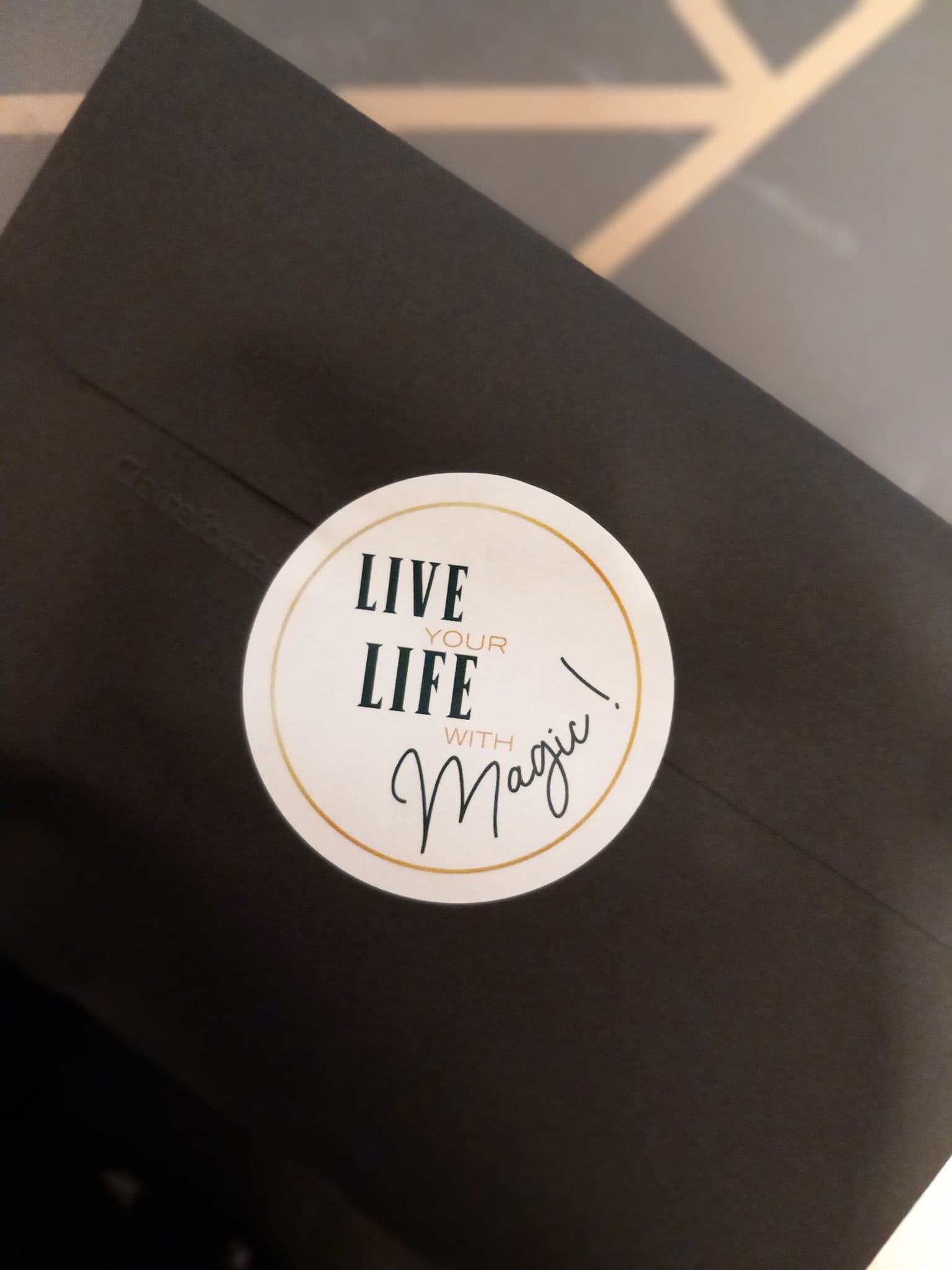 Enveloppe élégante contenant la carte cadeau Pop'in, parfaite pour une présentation raffinée.