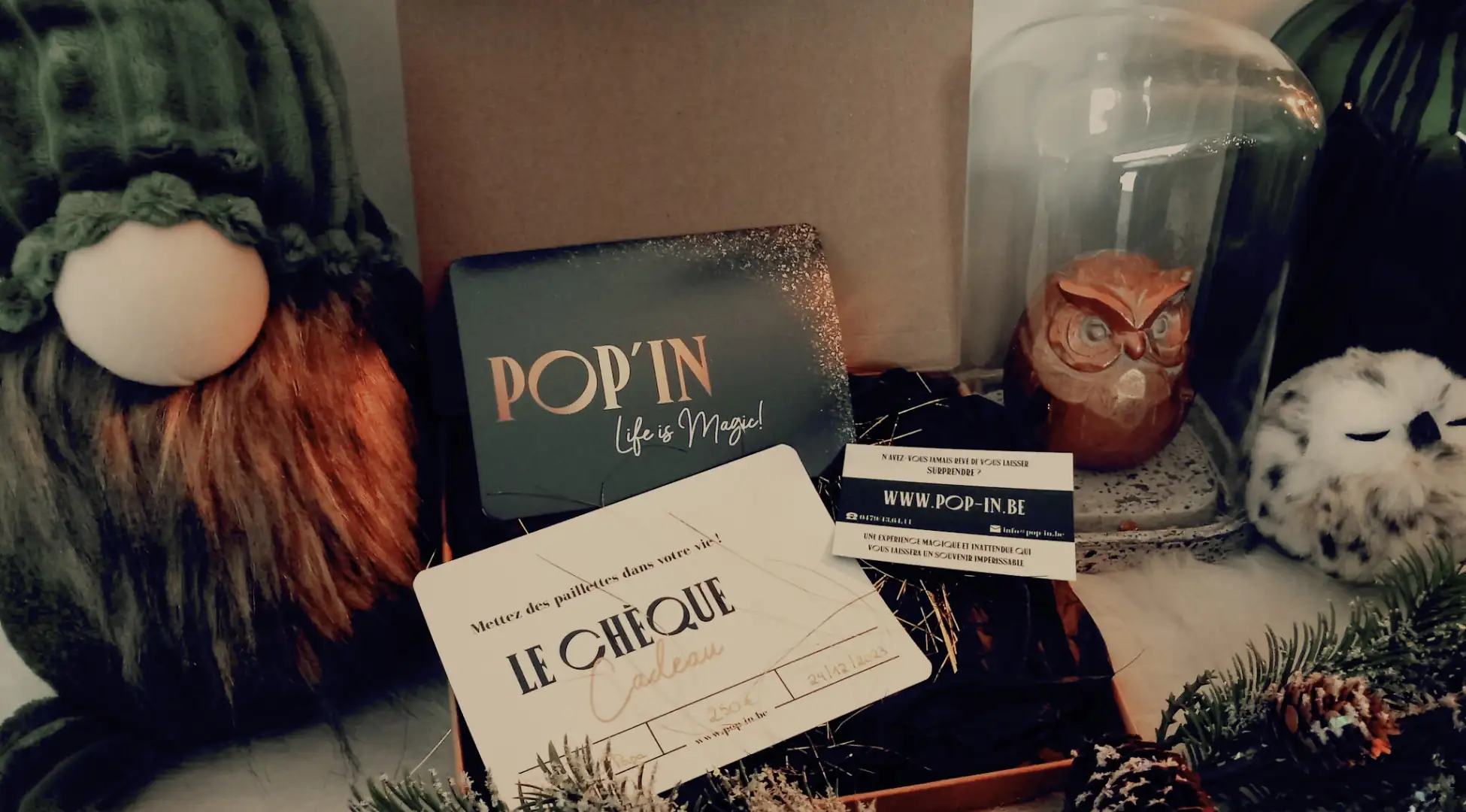Bon cadeau Pop'in pour une expérience magique en Belgique, entouré de décorations festives, symbolisant l'aventure et la découverte.