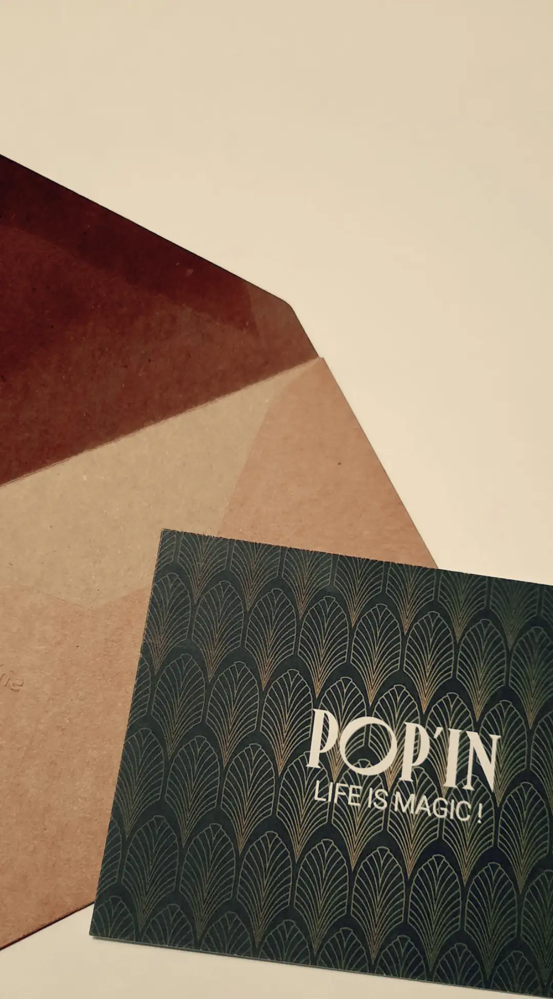Carte révélant la destination Pop'in, moment clé où l'excitation rencontre la surprise.