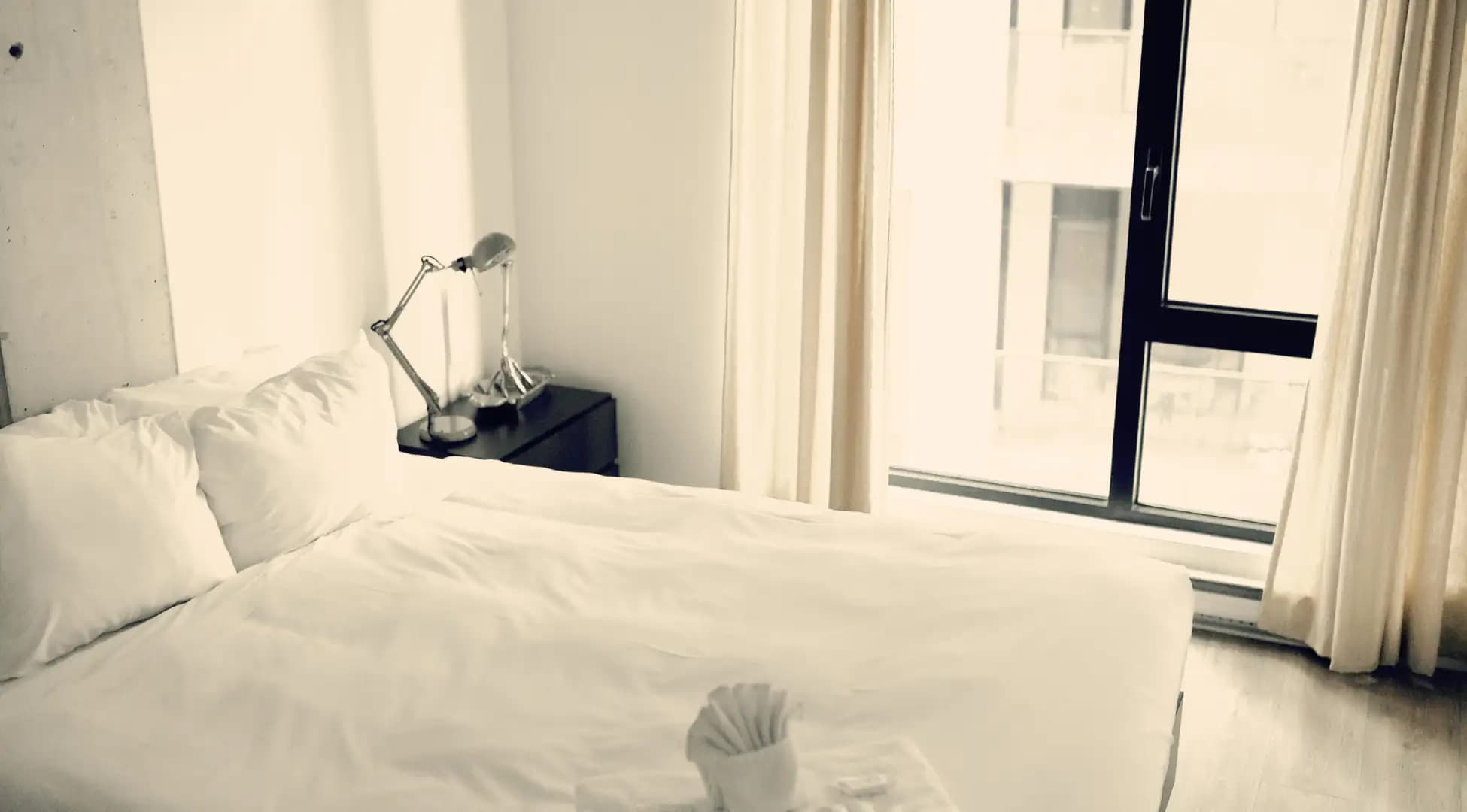 Chambre d'hôtel confortable et accueillante, idéale pour se reposer après une journée d'escapade avec Pop'in.