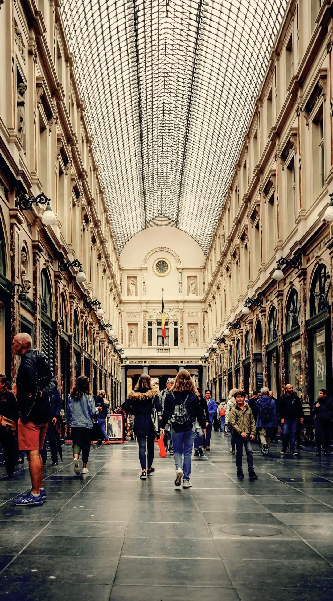 Expérience de shopping unique dans une galerie historique en Belgique, un aspect des escapades urbaines de Pop'in.