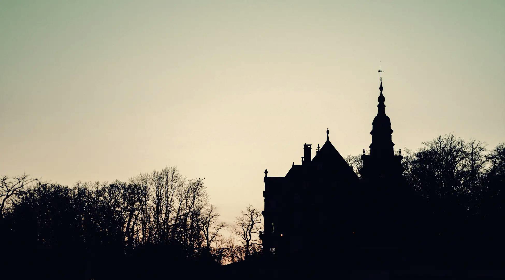 Silhouette d'un château historique au crépuscule, préfigurant l'aventure mystérieuse et personnalisée de Pop'in.