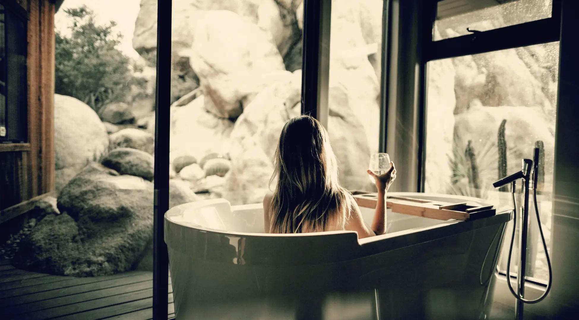 Détente au spa en pleine nature, l'un des plaisirs raffinés proposés par Pop'in.