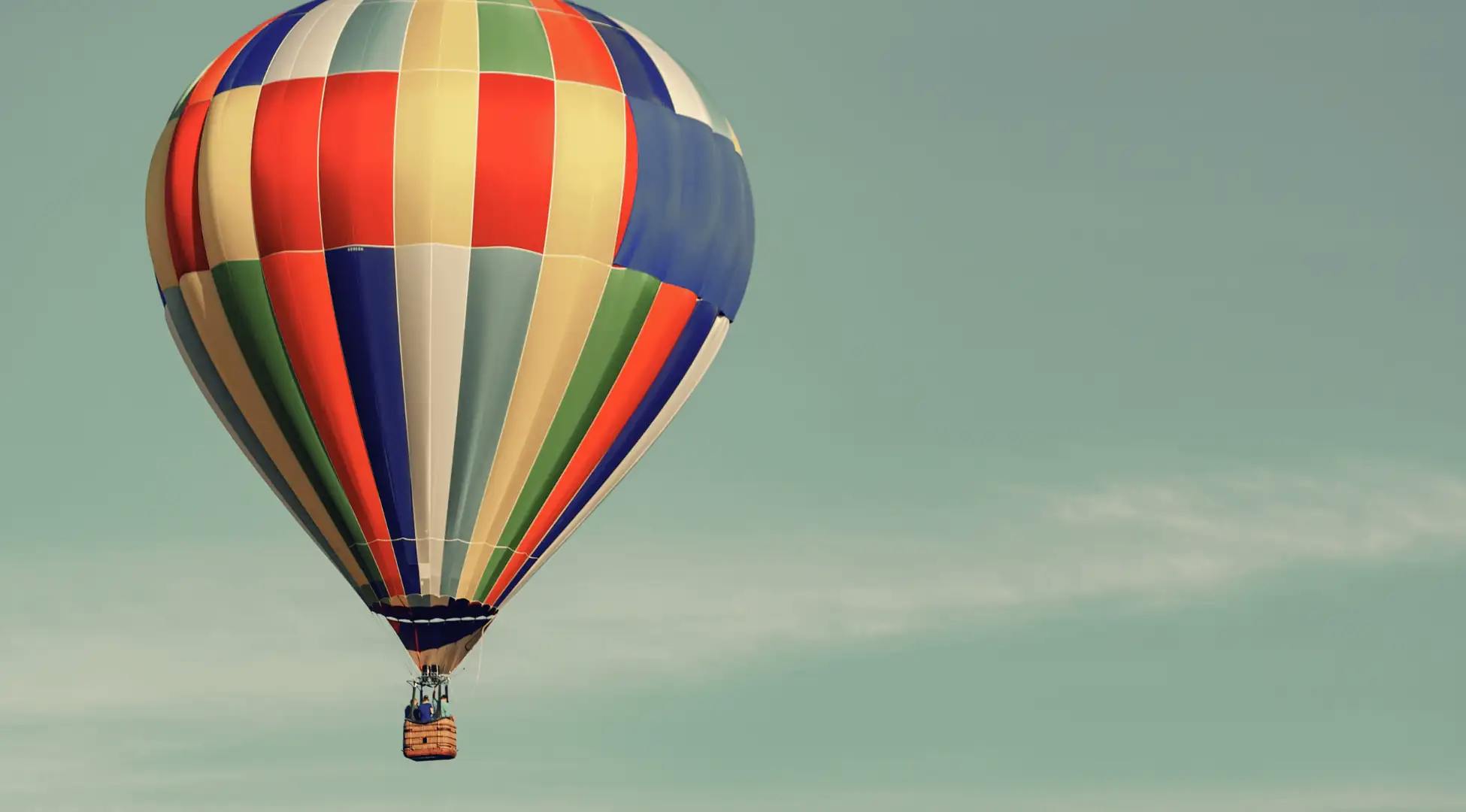 Vol en montgolfière, une expérience aérienne majestueuse offerte par Pop'in.