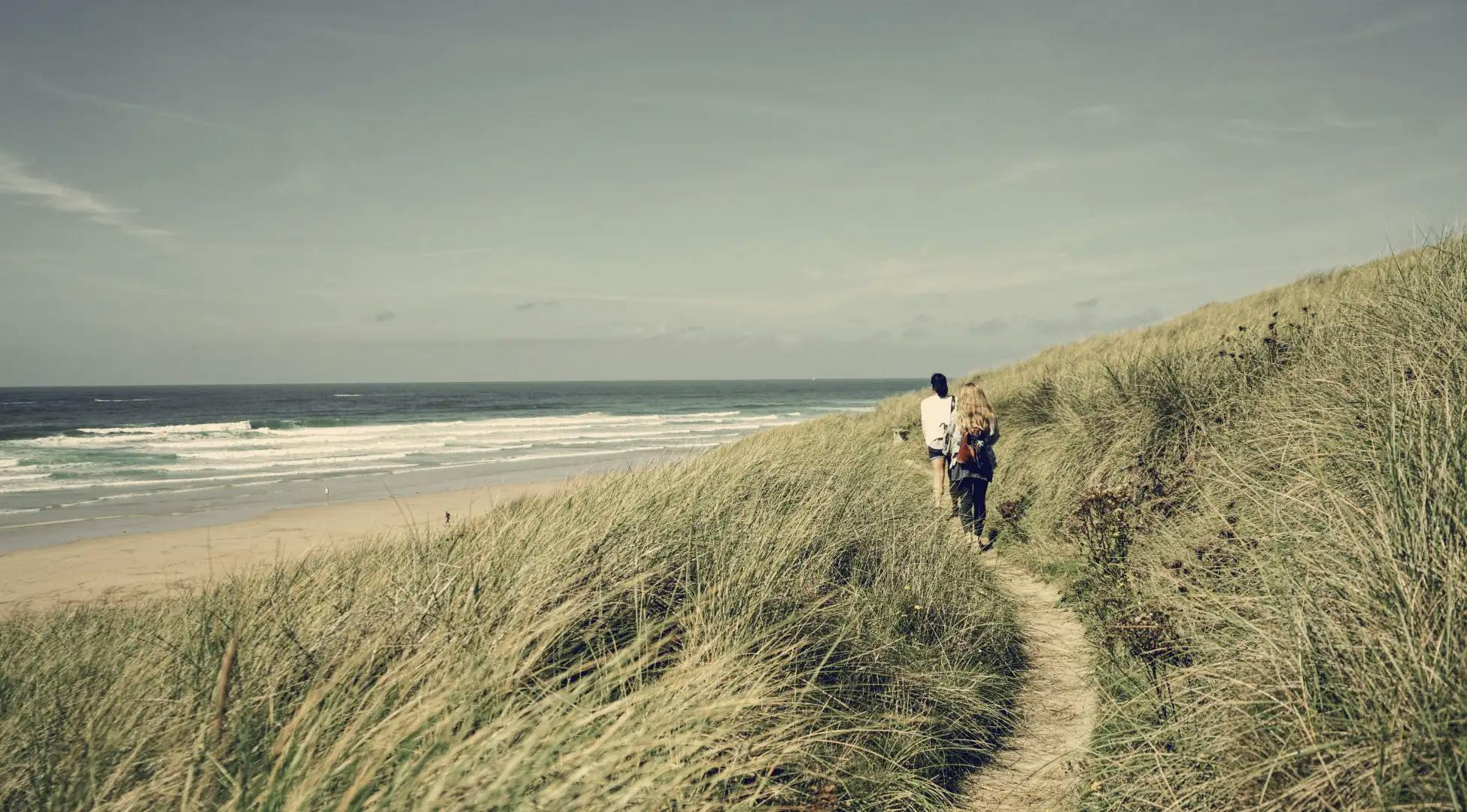 Promenade tranquille dans les dunes, une des activités relaxantes proposées par Pop'in.