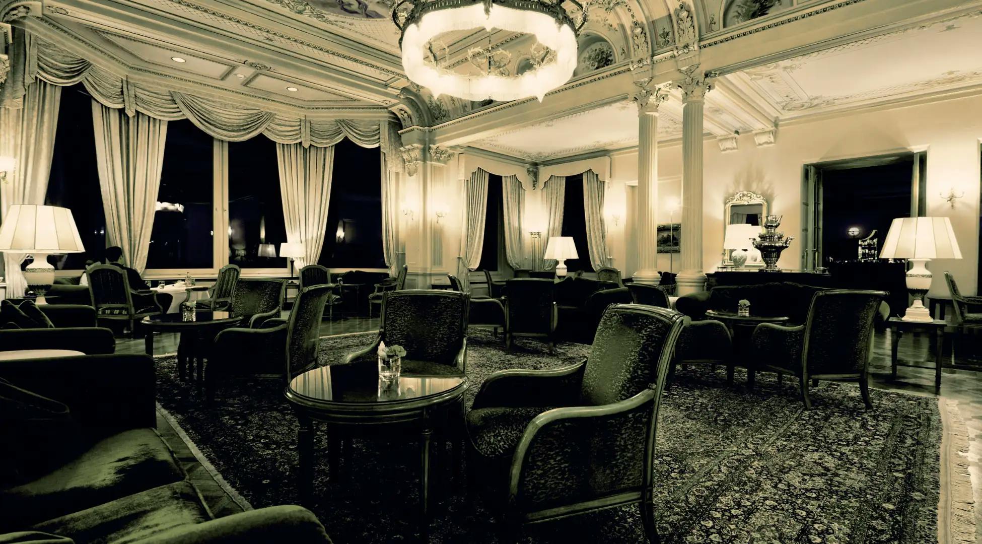 Salon élégant d'un hôtel de luxe, offrant un cadre somptueux pour les hôtes de Pop'in.